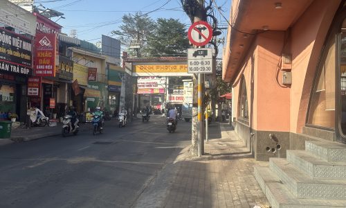 Bán nhà MT kinh doanh 148m2, ngang 5.3m, sát Vincom Lê Văn Việt, thu 19tr/tháng.