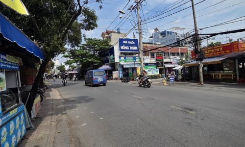 Bán nhà MT kinh doanh Đình Phong Phú, đối diện chợ, dòng tiền 8tr, 1.65 tỷ.